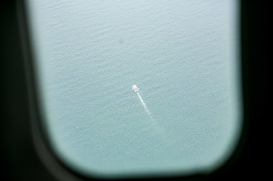 Memantau Pencarian Serpihan Pesawat Sriwijaya Air dari Udara