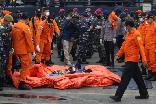 TNI AL Serahkan Temuan Serpihan Sriwijaya Air SJ-182 ke Basarnas