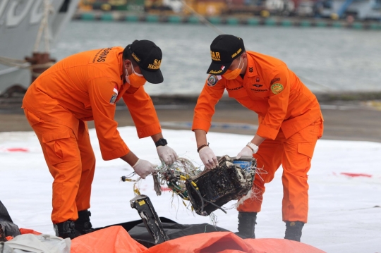 TNI AL Serahkan Temuan Serpihan Sriwijaya Air SJ-182 ke Basarnas