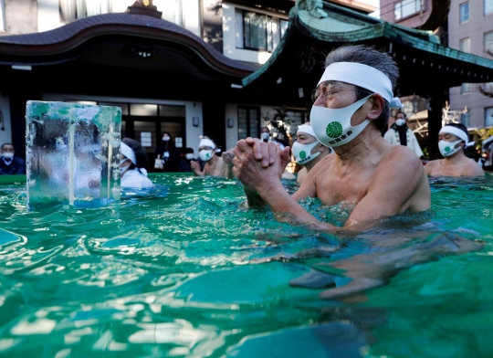 Bersuci di Air Es dengan Doa Harapan Atasi Pandemi
