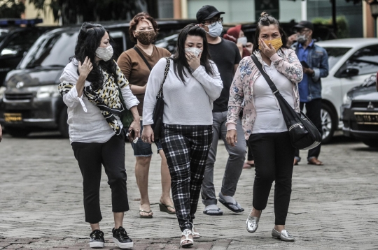 Duka Keluarga Korban Kecelakaan Sriwijaya SJ-182 Menanti di RS Polri