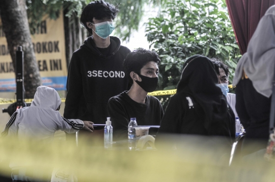 Duka Keluarga Korban Kecelakaan Sriwijaya SJ-182 Menanti di RS Polri