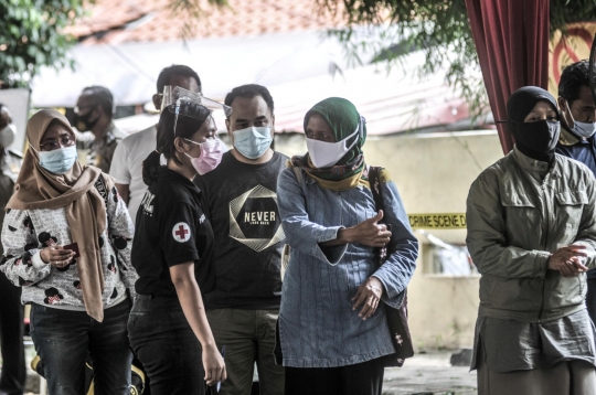 Duka Keluarga Korban Kecelakaan Sriwijaya SJ-182 Menanti di RS Polri