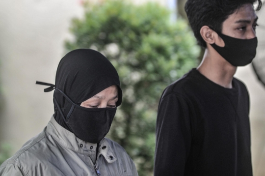 Duka Keluarga Korban Kecelakaan Sriwijaya SJ-182 Menanti di RS Polri