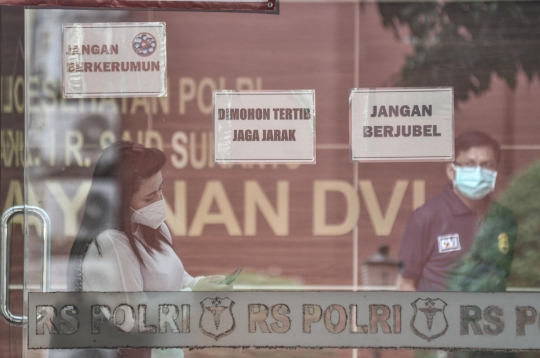Duka Keluarga Korban Kecelakaan Sriwijaya SJ-182 Menanti di RS Polri