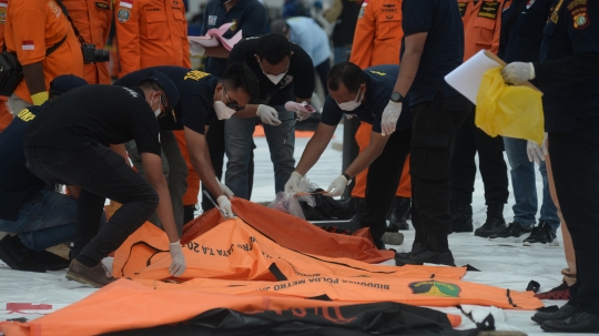 Tim SAR Bawa 5 Kantong Jenazah Usai Pencarian Sriwijaya Air