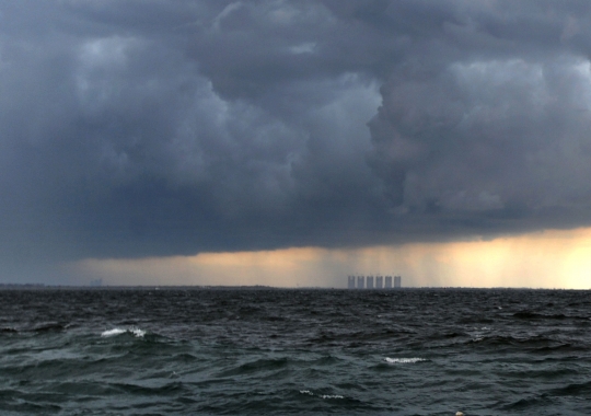 Awan Cumulonimbus Selimuti Perairan Teluk Jakarta