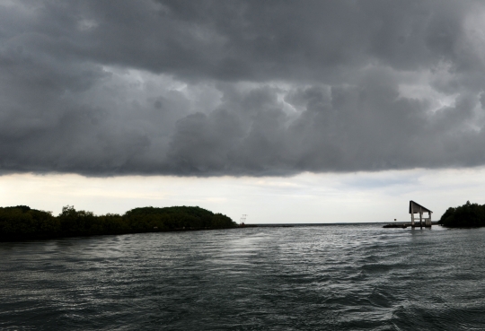 Awan Cumulonimbus Selimuti Perairan Teluk Jakarta