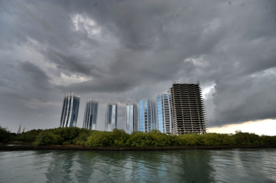 Awan Cumulonimbus Selimuti Perairan Teluk Jakarta