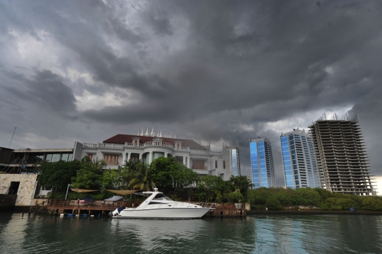 Awan Cumulonimbus Selimuti Perairan Teluk Jakarta