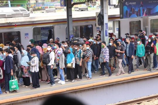 Tekan Covid-19, Jam Operasional KRL Dibatasi