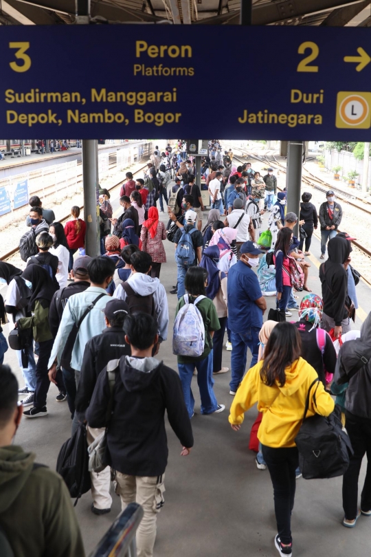 Tekan Covid-19, Jam Operasional KRL Dibatasi