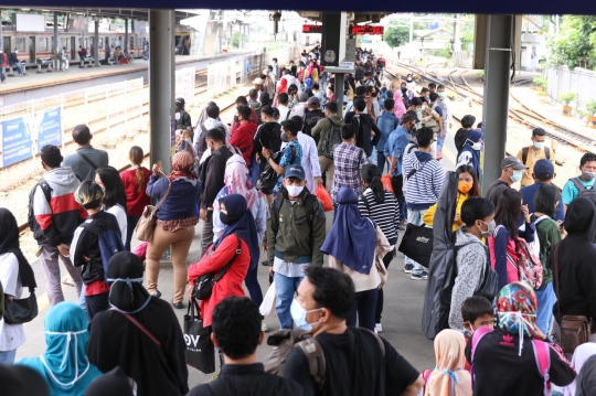 Tekan Covid-19, Jam Operasional KRL Dibatasi