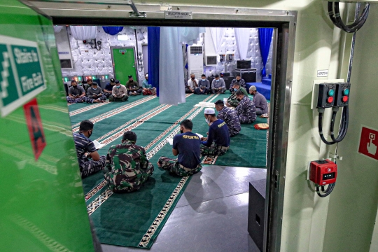 Prajurit TNI AL Gelar Pengajian untuk Korban Sriwijaya Air SJ-182 di Atas Kapal