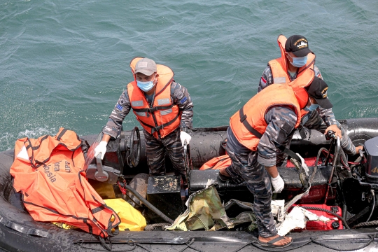 Tim SAR Kembali Evakuasi Diduga Tubuh Korban dan Serpihan Sriwijaya SJ-182