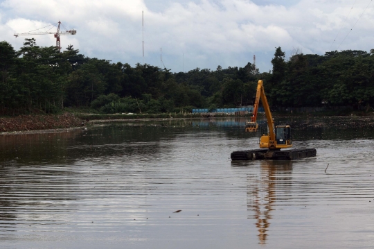 Eskavator Amfibi Keruk Setu Pengarengan di Depok