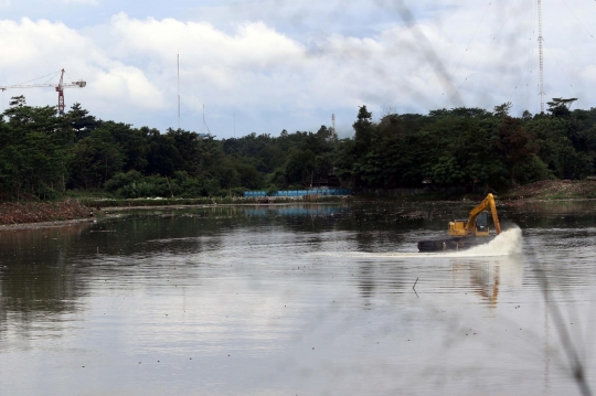 Eskavator Amfibi Keruk Setu Pengarengan di Depok