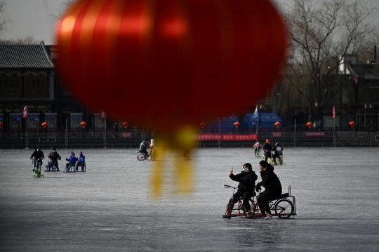 Membeku, Danau di Beijing Berubah Jadi Arena Seluncur Es