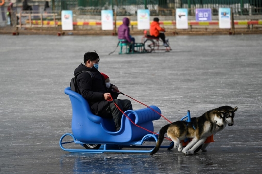 Membeku, Danau di Beijing Berubah Jadi Arena Seluncur Es