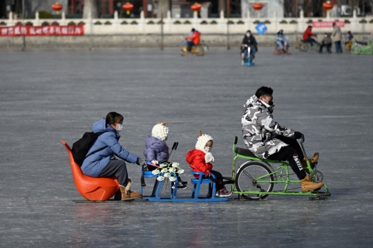 Membeku, Danau di Beijing Berubah Jadi Arena Seluncur Es