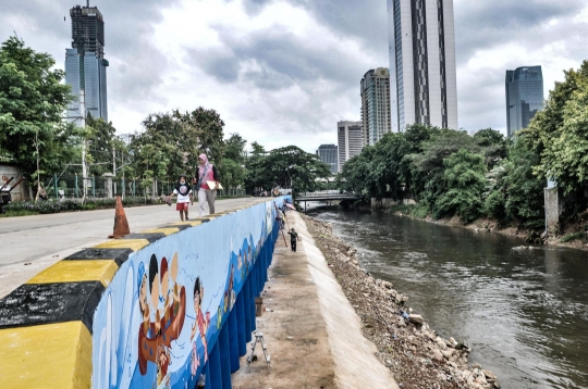 Warna-warni Mural Percantik Bantaran Kali Ciliwung