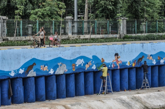Warna-warni Mural Percantik Bantaran Kali Ciliwung