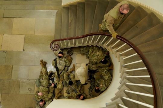 Saat Tentara AS Melepas Lelah di Capitol AS