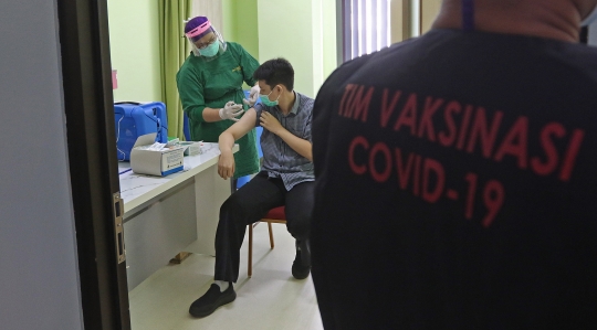 Ketua Terpilih IDI Disuntik Vaksin Covid-19 Bareng Nakes di RSUD Cengkareng