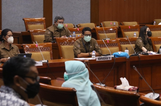 Gaya Menparekraf Sandiaga Uno Rapat Perdana dengan DPR RI