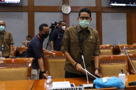 Gaya Menparekraf Sandiaga Uno Rapat Perdana dengan DPR RI