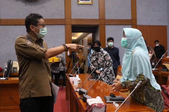 Gaya Menparekraf Sandiaga Uno Rapat Perdana dengan DPR RI