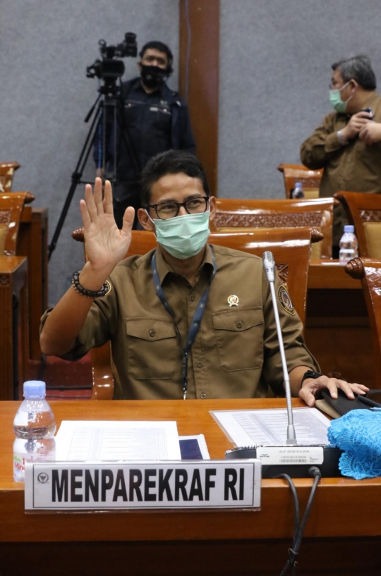 Gaya Menparekraf Sandiaga Uno Rapat Perdana dengan DPR RI