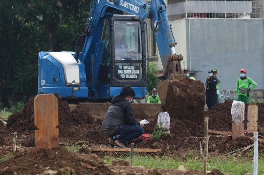 Alat Berat Bantu Penggalian Untuk Makamkan Jenazah Covid-19 di TPU Srengseng Sawah