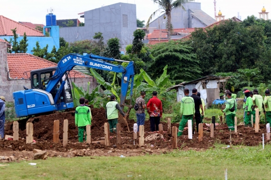 Alat Berat Bantu Penggalian Untuk Makamkan Jenazah Covid-19 di TPU Srengseng Sawah