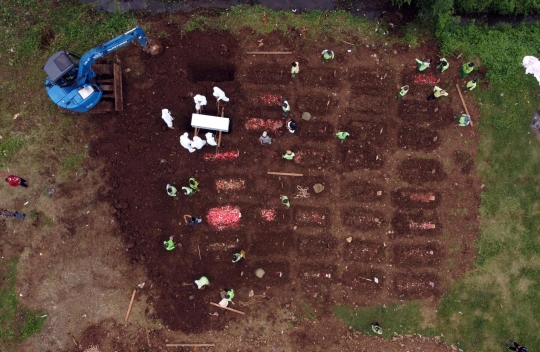 Alat Berat Bantu Penggalian Untuk Makamkan Jenazah Covid-19 di TPU Srengseng Sawah