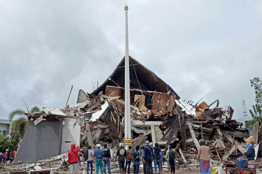 Reruntuhan Kantor Gubernur Sulbar Seusai Diguncang Gempa