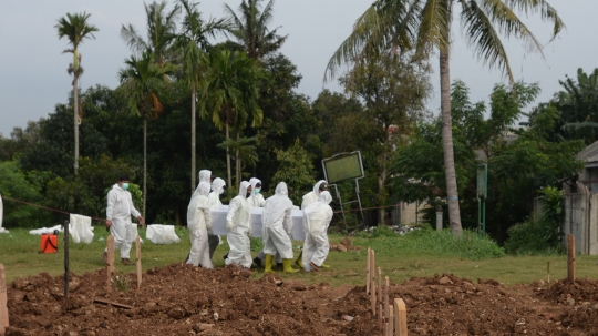 Pemakaman Korban Covid-19 di TPU Srengseng Sawah