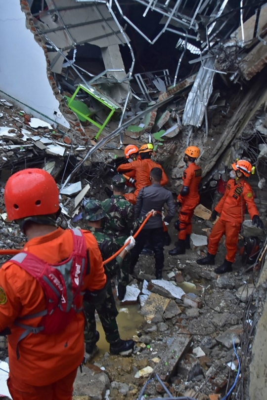 Upaya Pencarian Korban Gempa yang Tertimpa Reruntuhan di Mamuju