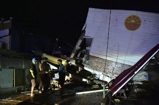 Upaya Pencarian Korban Gempa yang Tertimpa Reruntuhan di Mamuju