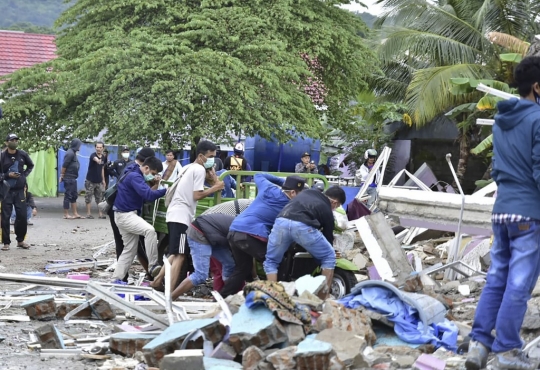 Upaya Pencarian Korban Gempa yang Tertimpa Reruntuhan di Mamuju