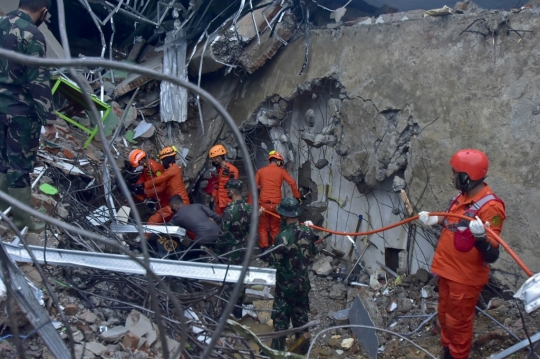 Upaya Pencarian Korban Gempa yang Tertimpa Reruntuhan di Mamuju