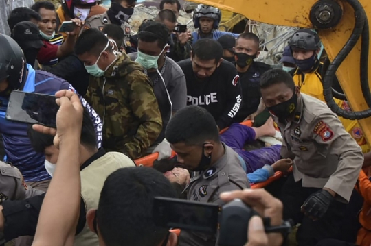 Upaya Pencarian Korban Gempa yang Tertimpa Reruntuhan di Mamuju