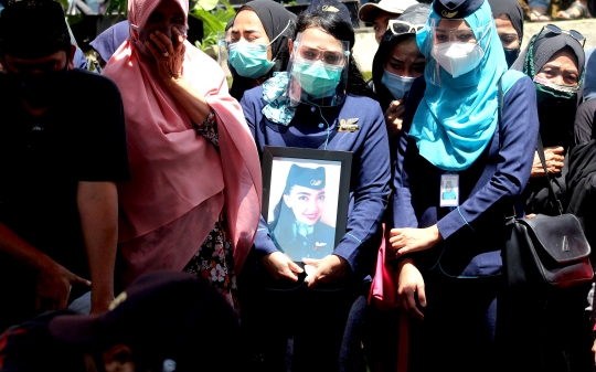 Duka Keluarga Warnai Pemakaman Pramugari Korban Sriwijaya Air SJ-182