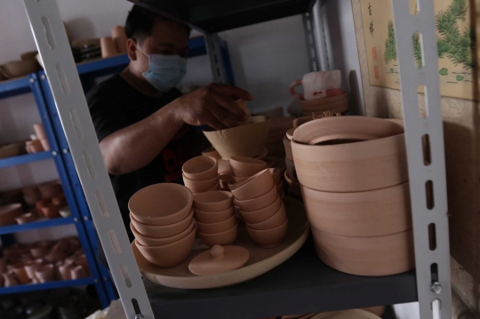 Menengok Pembuatan Keramik Tanah Liat