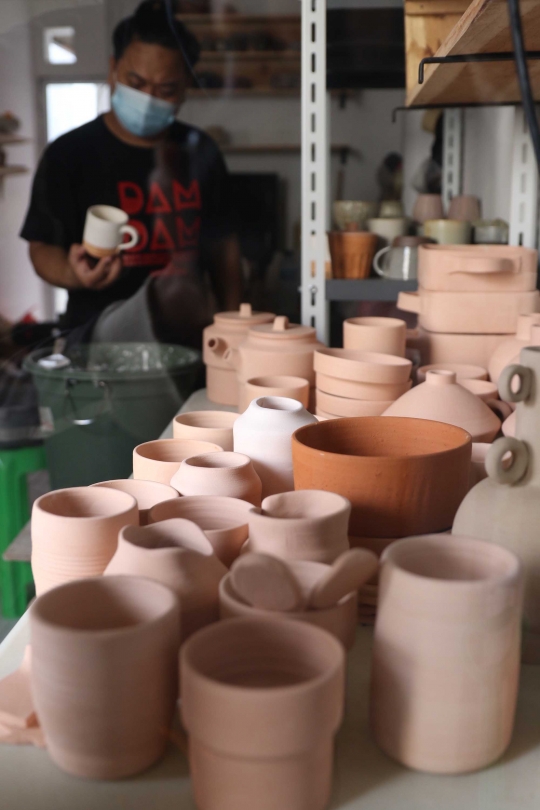 Menengok Pembuatan Keramik Tanah Liat