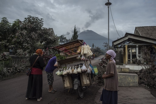 Aktivitas Warga Usai Letusan Semeru di Lumajang