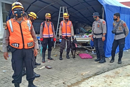 Aksi Anjing K9 Lacak Korban Gempa di Reruntuhan Rumah Sakit Mamuju