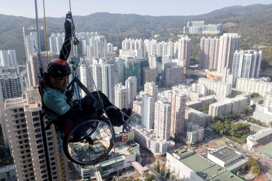 Keberanian Pendaki Lumpuh Panjat Menara 320 Meter