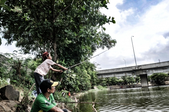 Serunya Memancing di Waduk Kolong Tol