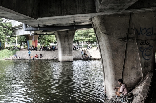 Serunya Memancing di Waduk Kolong Tol